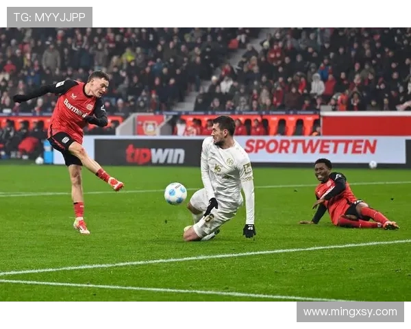 欧协联比赛中美因茨球员被奥莫尼亚球迷掷水瓶击中比赛一度中断